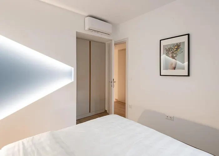Innovative 2-br Futuristic Flat In Ladadika