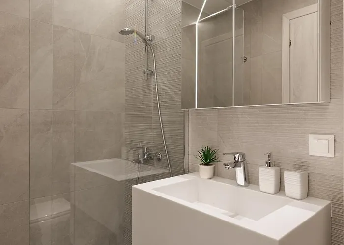 Innovative 2-br Futuristic Flat In Ladadika *